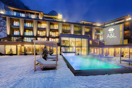 aussenansicht mit pool im winter wellnessresort amonti lunaris