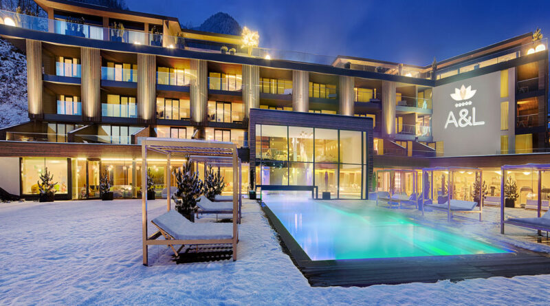 aussenansicht mit pool im winter wellnessresort amonti lunaris