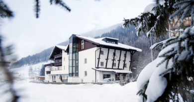 Das Valluga in verschneiter Landschaft © Johanna Gunnberg VALLUGA Hotel