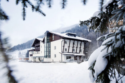 Das Valluga in verschneiter Landschaft © Johanna Gunnberg VALLUGA Hotel