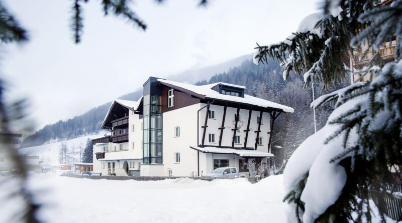 Das Valluga in verschneiter Landschaft © Johanna Gunnberg VALLUGA Hotel