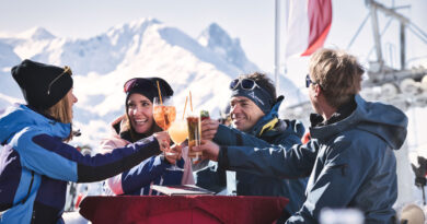 Auf der Terrasse am Hausberg Gampen über St. Anton am Arlberg genießt man zum Aperitif Gipfelblicke. © TVB St. Anton am Arlberg/Patrick Bätz
