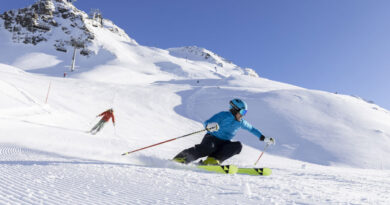 Skifahrer zieht Schwünge ins Tal hinab TVB-Osttirol-Martin Lugger_Sankt Jakob im Defereggental