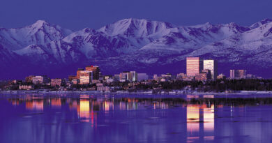 Die Metropole Alaskas wie mit Puderzucker gestäubt © Visit Anchorage / Roy Olsen