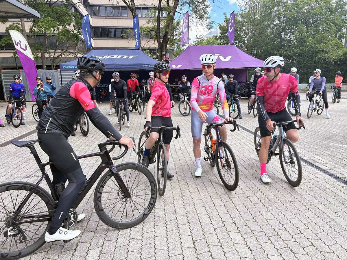 RIDE LIKE KING DAY 2026 GIANT STORE MUNICH Tony Martin zweiter von rechts vor der Abfahrt © GIANT STORE MUNICH