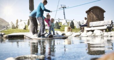 Familie am Wasserspielplatz Mutspuren BP © Arlberger Bergbahnen BP