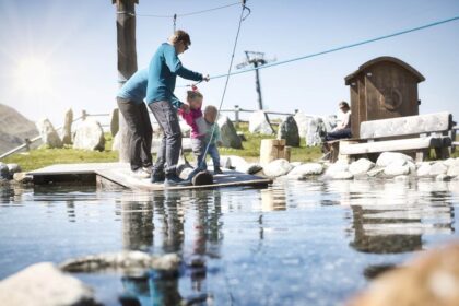 Familie am Wasserspielplatz Mutspuren BP © Arlberger Bergbahnen BP