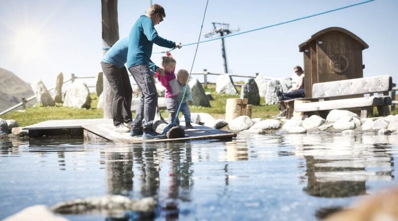 Familie am Wasserspielplatz Mutspuren BP © Arlberger Bergbahnen BP
